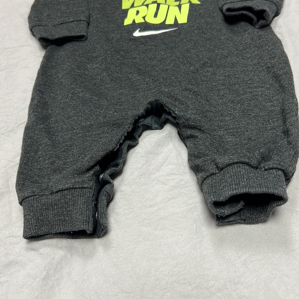 ‎Nike - Picture 2 of 6